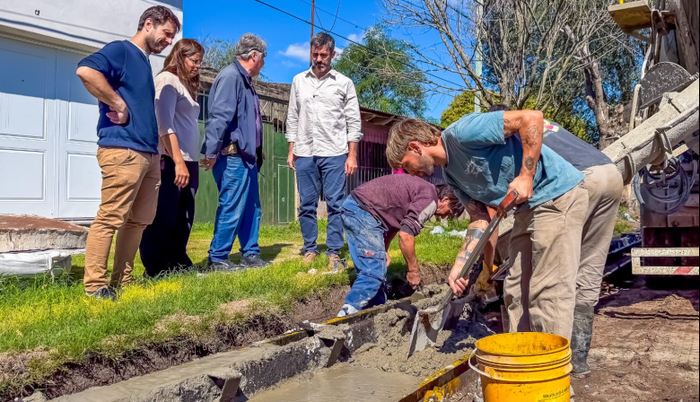 Avanza la obra de cordón cuneta en el barrio Mayor López