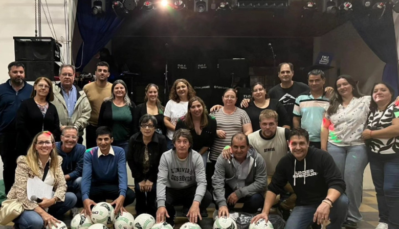 La Municipalidad entregó material deportivo al club San Martín de Iriarte