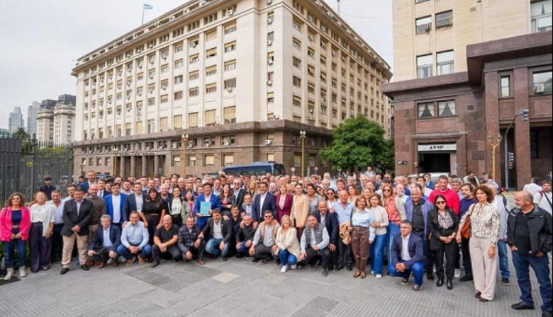 “Milei, bajá la nafta y hacé las obras”: intendentes de todo el país presionan por combustibles y obra pública