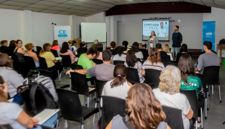 Destacada participación de emprendedores en la charla “Espiritualidad con excel”