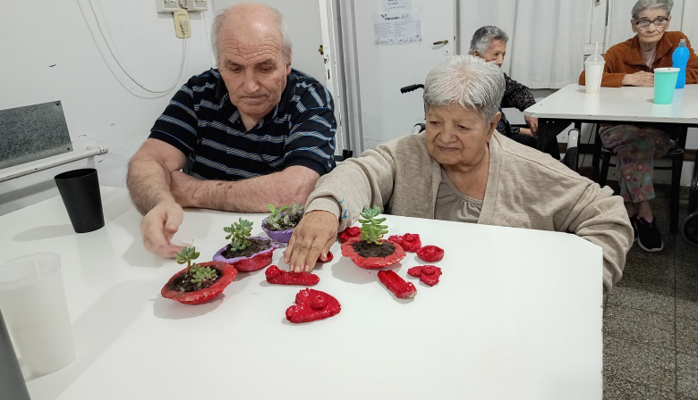 Adultos mayores participaron de un taller de reciclado creativo en la Residencia Papa Francisco