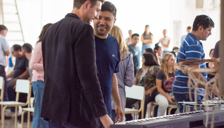 Entrega de instrumentos en Alberdi con apoyo municipal y provincial