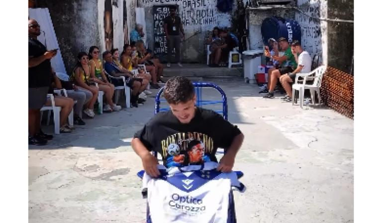 De Junín a Río: la camiseta de Villa Belgrano llegó a la icónica “Silla de la Favela”