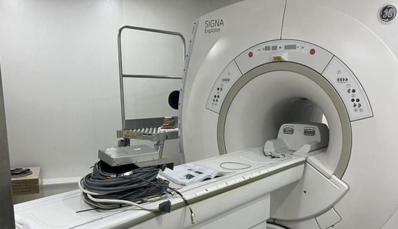 Chacabuco avanza en la instalación de un nuevo resonador con tecnología de última generación