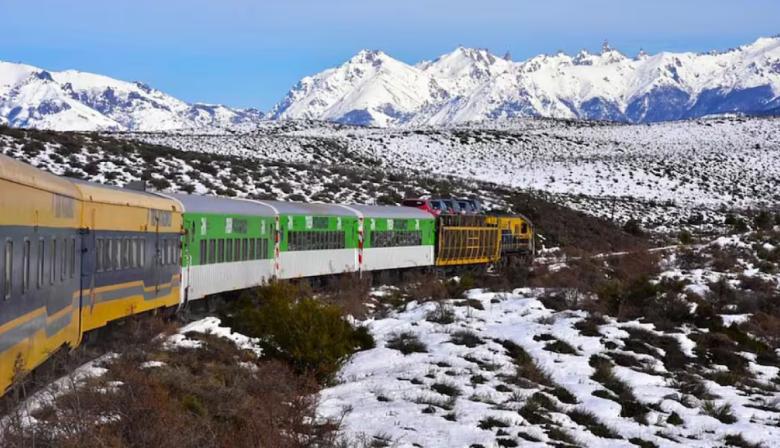 El único tren que une el mar con la cordillera y funciona en Argentina: recorre 827 km por la Patagonia