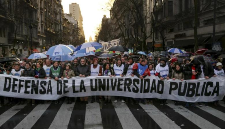 Los sueldos universitarios pierden 32% con Milei: cuánto necesitan para recomponerse