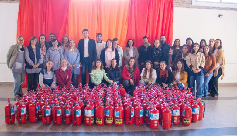 Entrega de matafuegos para escuelas del distrito de Alem