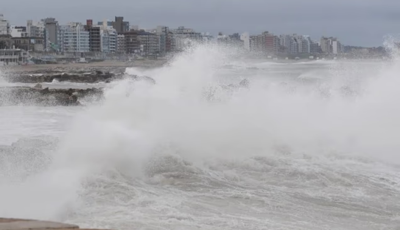 El potente ciclón extratropical devasta la Costa bonaerense con olas de siete metros