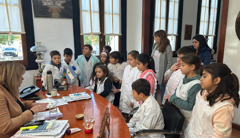 Alumnos de Arribeños participaron de una visita educativa al Palacio Municipal de General Arenales