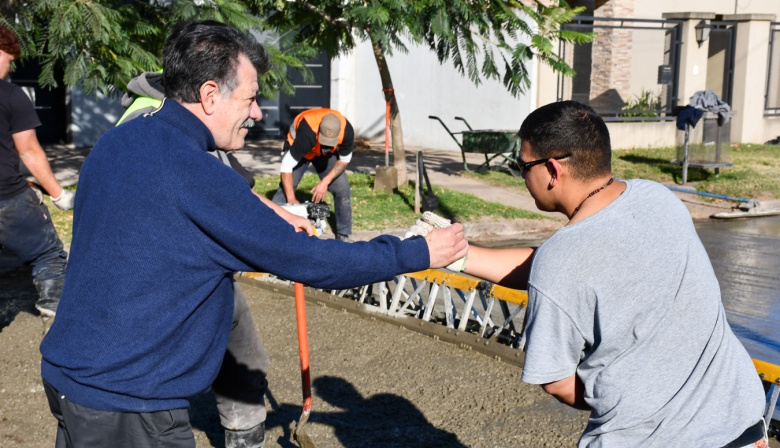 Barenghi recorrió la obra de pavimentación y dejó un anuncio para la próxima etapa