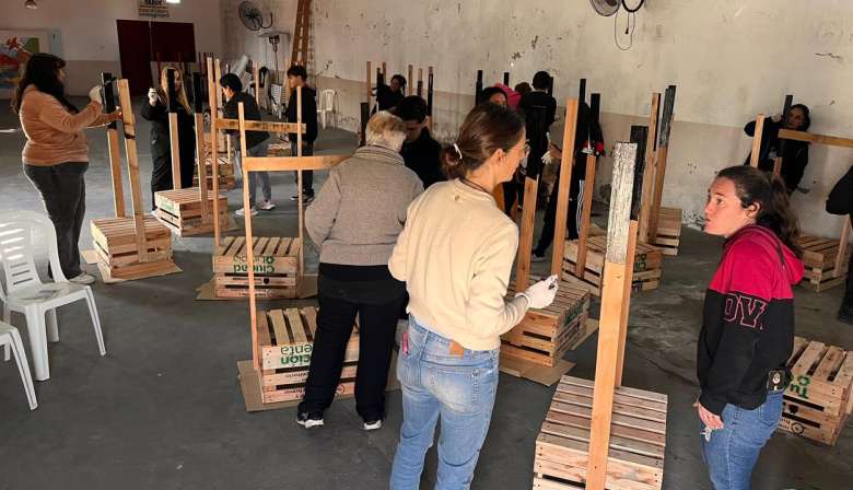 El Municipio avanza con la entrega de cestos domiciliarios y concientización ambiental en los barrios