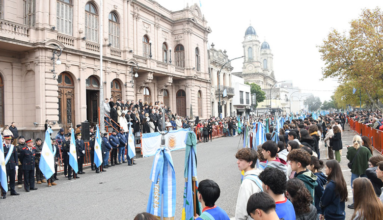 Chivilcoy conmemoró el 216° aniversario de la Revolución de Mayo con un acto frente al Palacio Municipal