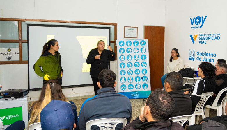 Capacitan a trabajadores municipales en lengua de señas para fortalecer la atención inclusiva y fomentar la accesibilidad con los vecinos