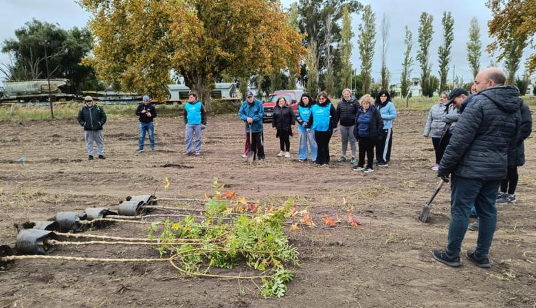 Avanza la recuperación del predio ferroviario de Arribeños con una jornada de forestación