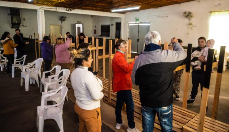 Nueva jornada de entrega de cestos y capacitación sobre gestión de residuos en el barrio 11 de Julio