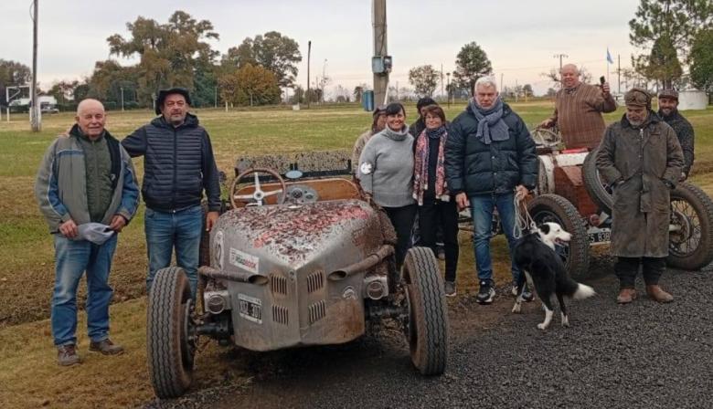 La Vuelta de Lobos pasó por Chivilcoy y reunió a fanáticos de los autos clásicos en San Sebastián