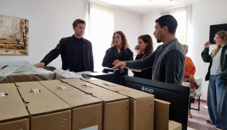 El Ministerio de Salud bonaerense entregó equipamiento informático a los municipios de Junín y Alem