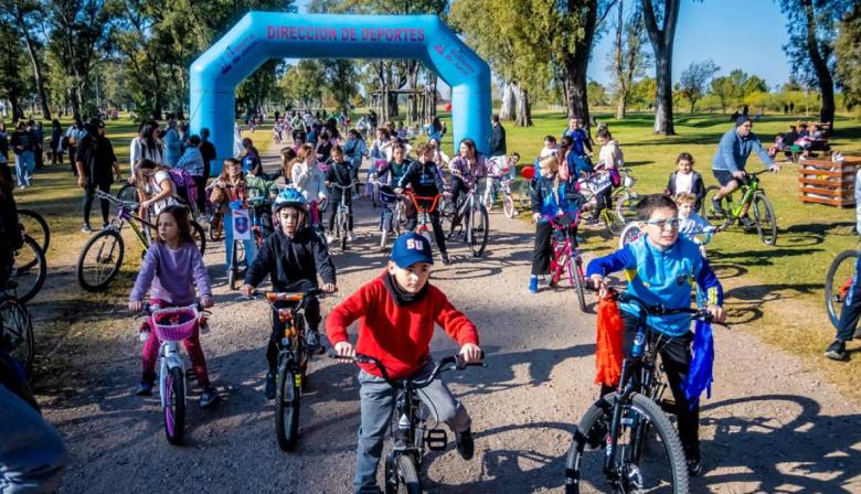 En su mes aniversario, el Colegio Santa Unión de Junín realizó una bicicleteada familiar