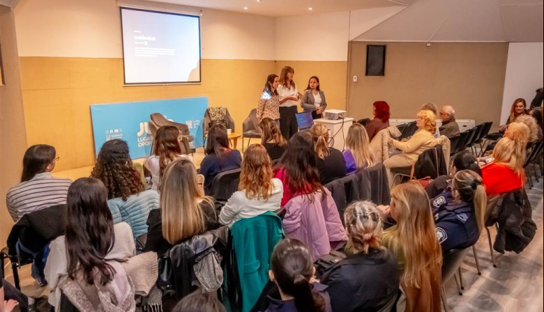 A 11 años del primer "Ni Una Menos", el Municipio llevó a cabo un cine debate para concientizar sobre la violencia de género