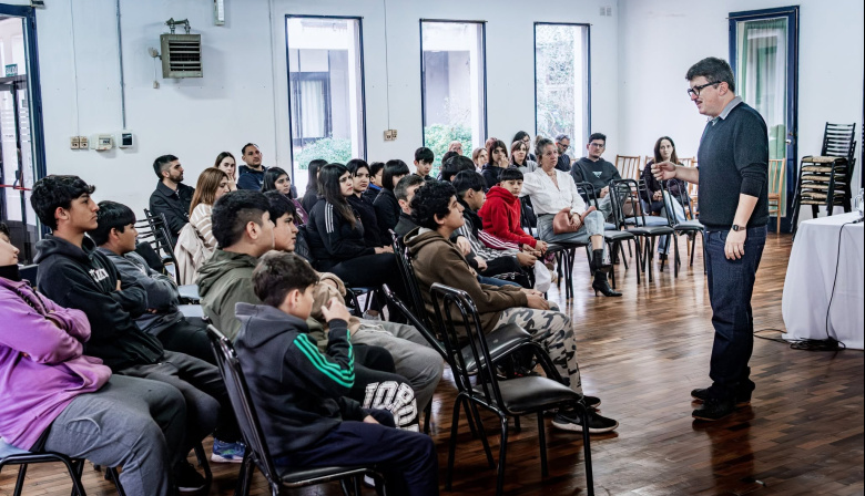 Realizaron una jornada sobre conductas digitales y el impacto de las pantallas en la adolescencia