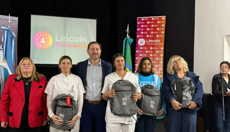 El Ministerio de Salud bonaerense entregó mochilas técnicas equipadas a estudiantes de enfermería en Lincoln