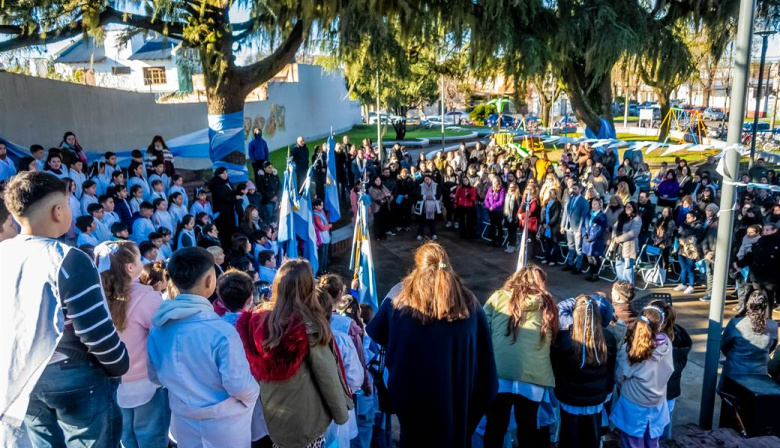 Emotiva Promesa de Lealtad a la Bandera reunió a estudiantes y familias en la Plazoleta Oscar Soulet