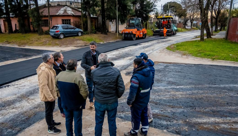 Ya son 35 los barrios a los que el Municipio llegó con asfalto y cordón cuneta