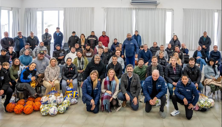 El Municipio entregó equipamiento deportivo a decenas de clubes y deportistas de Junín