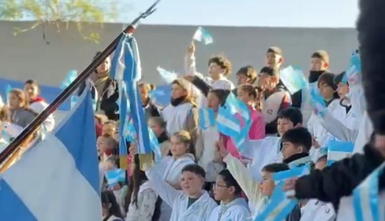 Emotiva Promesa de Lealtad a la Bandera reunió a estudiantes y familias en la Plazoleta Oscar Soulet