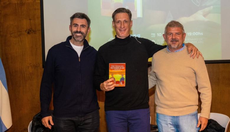 Facundo Sava presentó un libro que une fútbol y psicología social