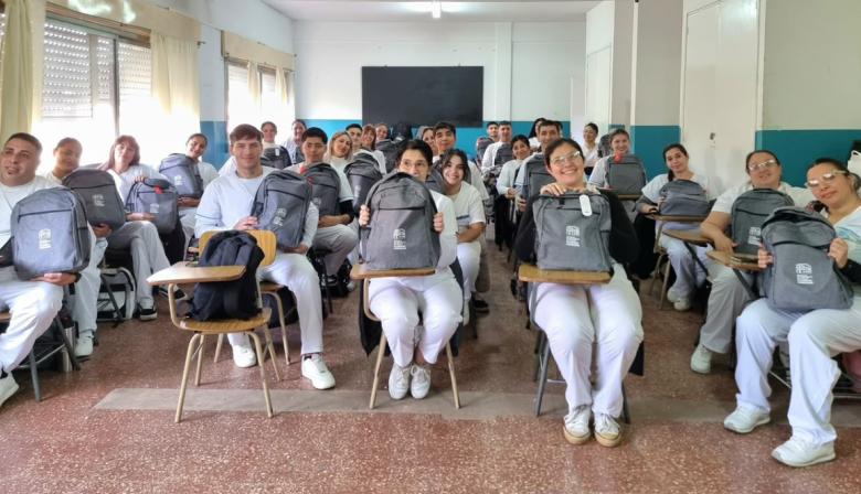 Región Sanitaria III entregó mochilas técnicas equipadas a estudiantes de enfermería en Junín