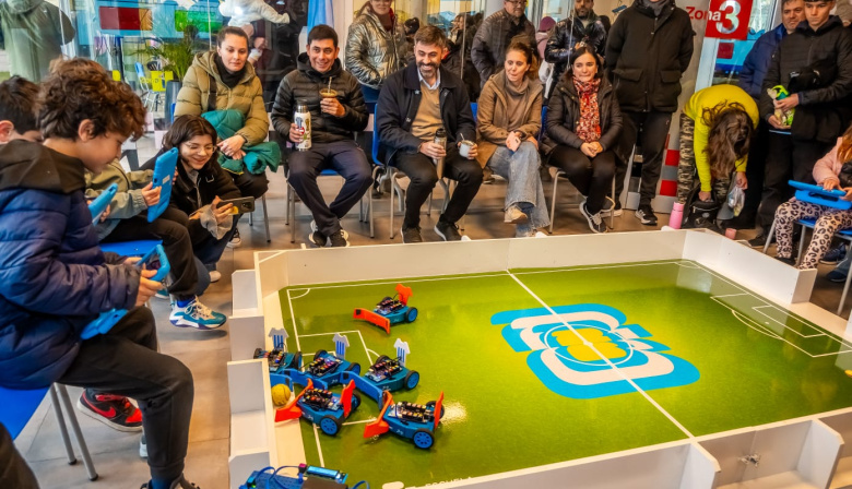 Alumnos de la Escuela Municipal de Robótica mostraron los proyectos que impulsan su aprendizaje tecnológico