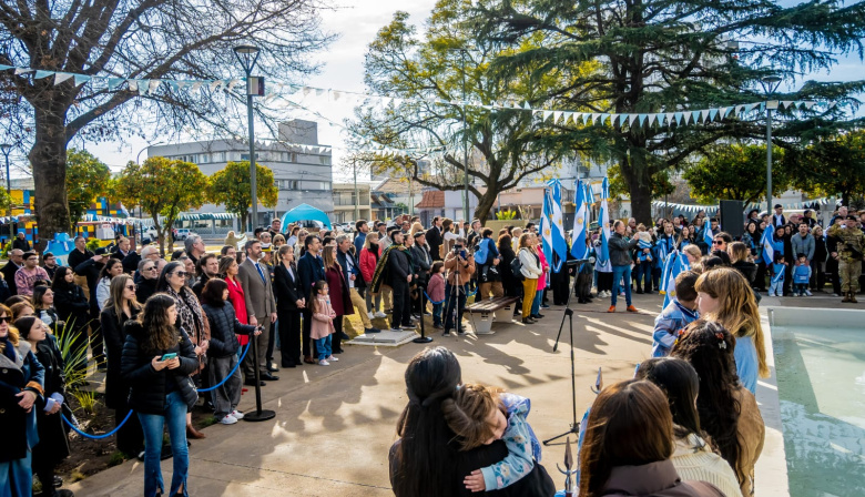 Con una gran participación comunitaria, Junín celebró el Día de la Independencia con un acto unificado en la Plaza 9 de Julio