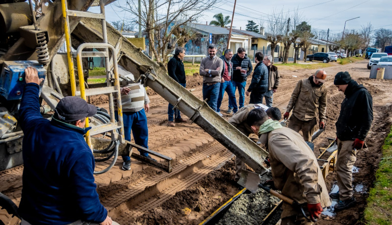 Comenzó la obra de cordón cuneta sobre calle Chile