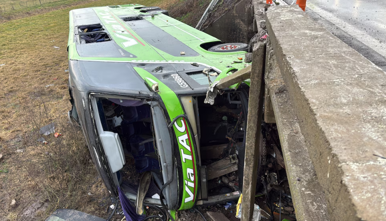 Carmen de Areco: un micro cayó de un puente en la autopista de Ruta 7 y hay varios heridos