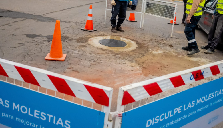 Comenzó el recambio y nivelación de tapas cloacales para mejorar la circulación en distintos sectores de Junín