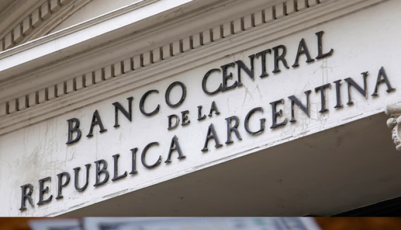 El Banco Central habilitó el pago de sueldos en dólares