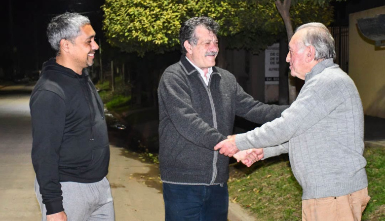 El intendente Barenghi recorrió la obra de iluminación con LED en Pueblo Nuevo y anunció la extensión a más barrios