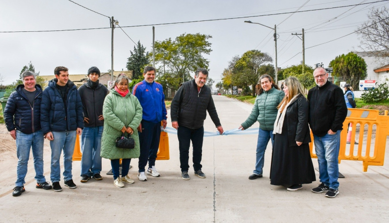 Barenghi inauguró las nuevas cuadras de pavimento y aseguró que "todos los vecinos tienen derecho a tenerlo"
