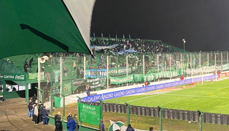 Se cortó el invicto ante Argentinos en una noche de lluvia, debuts y homenaje a la Selección