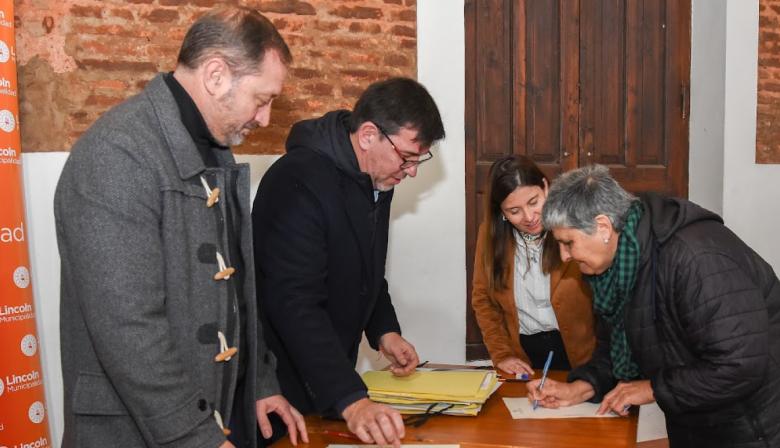 Regularización dominial: 21 familias firmaron las escrituras de sus viviendas y avanzan hacia el título de propiedad