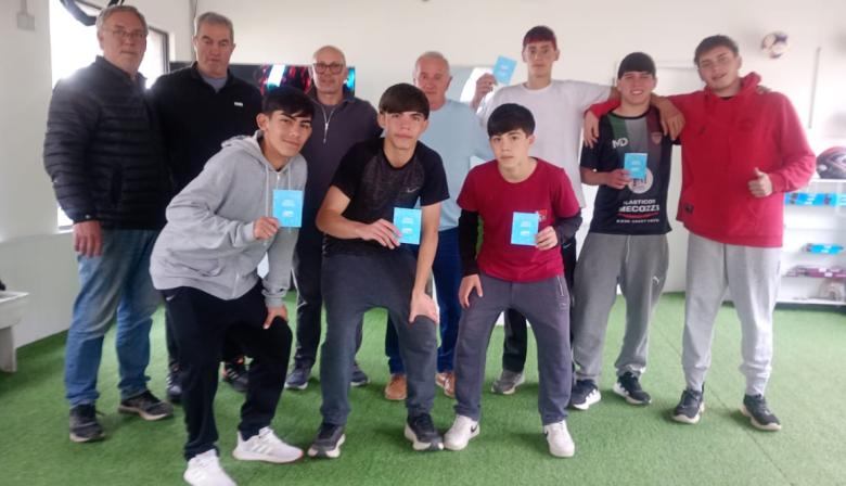 El Municipio realizó exámenes médicos y entregó Libretas Sanitarias a futbolistas de Ambos Mundos