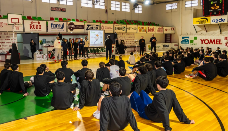 Con la presencia de Walter Herrmann y figuras del básquet local, Junín vivió una jornada de capacitación juvenil en Ciclista