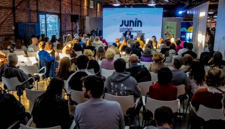 La XXII Feria del Libro de Junín vivió una tercera jornada repleta de propuestas culturales