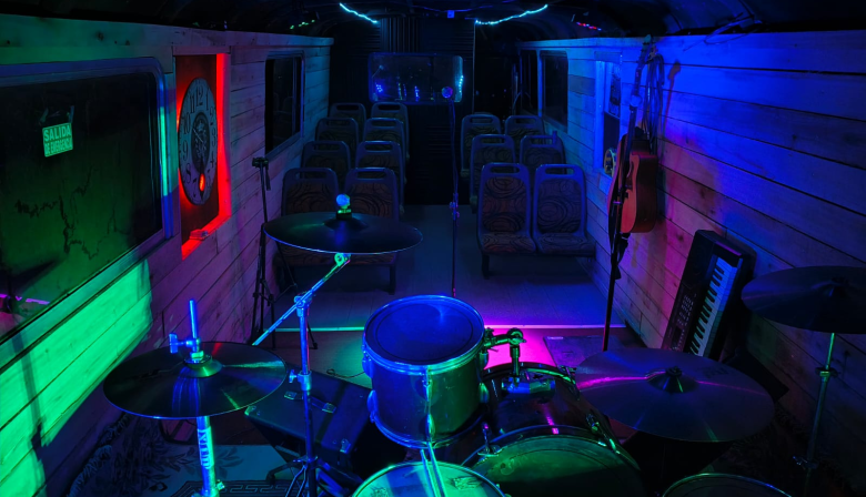 BondiBand: un colectivo abandonado se transformó en una sala íntima para disfrutar la música en vivo