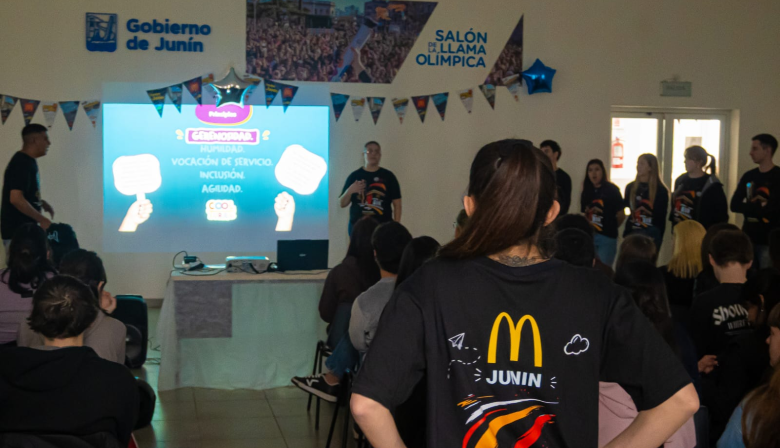 Abre McDonald’s en Junín: 85 jóvenes se incorporan al mercado laboral