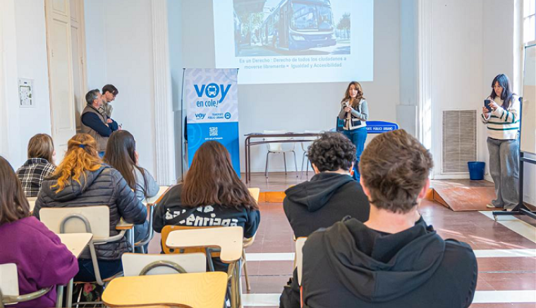 El Gobierno de Junín entregó tarjetas SUBE y capacitó a alumnos universitarios sobre el transporte público