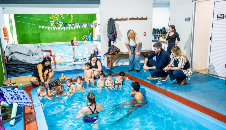 Los alumnos de sala de 2 de los Jardines Maternales Municipales ya disfrutan de clases de natación