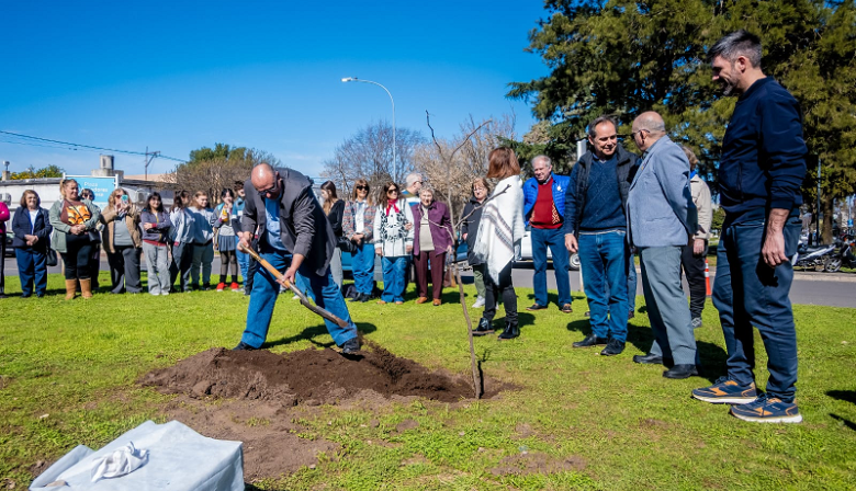 Junín celebró el Día del Árbol con la plantación de un histórico retoño del algarrobo sanmartiniano