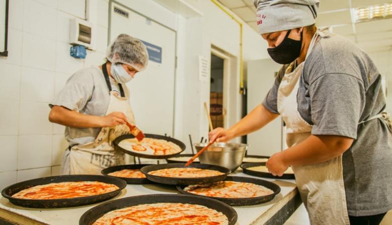 Desde Lincoln, la cooperativa inclusiva La Fábrica de Prepizzas ya puede vender sus productos a todo el país